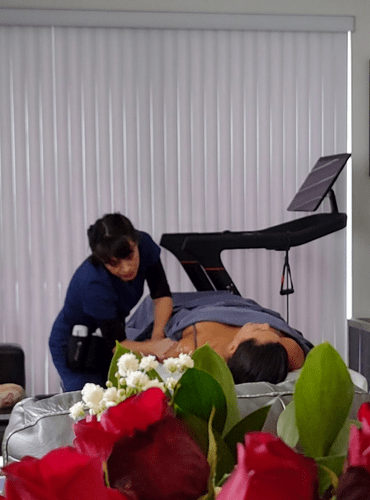Terapeuta de Kaya Varua Massage realizando un servicio móvil del masaje de drenaje linfático postoperatorio