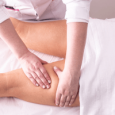 Masaje de Drenaje Linfático – Detox y Bienestar Persona recibiendo un masaje de drenaje linfático en las piernas.
