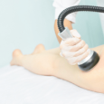 Masaje Anticelulítico – Reduce la Apariencia de la Celulitis Mujer recibiendo terapia de cavitacion en sus piernas.