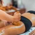 Masaje Anticelulítico – Reduce la Apariencia de la Celulitis Mujer recibiendo maderoterapia en sus piernas.