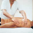 Masaje Deportivo – Recuperación y Rendimiento Deportista recibiendo un masaje en los brazos antes de un entrenamiento.