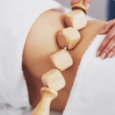 Masaje Reductor – Moldea tu Silueta Terapista aplicando maderoterapia en el abdomen.