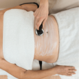 Masaje Reductor – Moldea tu Silueta Terapista aplicando ultrasonido en el abdomen.