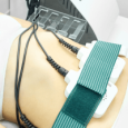 Masaje Reductor – Moldea tu Silueta Terapista aplicando lipolacer en el abdomen.
