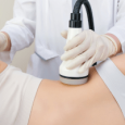 Masaje Reductor – Moldea tu Silueta Terapista aplicando cavitacion en el abdomen.