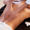 Masaje Relajante – Renueva tu Energía Persona recibiendo un masaje relajante en la espalda