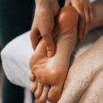 Masaje Relajante – Renueva tu Energía Persona recibiendo un masaje relajante en los pies