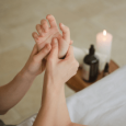 Masaje Relajante – Renueva tu Energía Persona recibiendo un masaje relajante en las manos