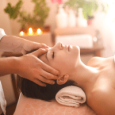 Masaje Relajante – Renueva tu Energía Mujer recibiendo un masaje relajante en la cabeza